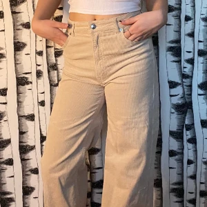 Manchester byxor - Beiga Manchester byxor från HM med hög midja och raka ben. Kommer inte till användning längre och är bara använda någon gång så dem är i bra skick💕