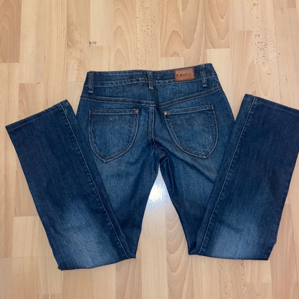 Säljer dessa Lågmidjade jeans, köpta från en tjej här på Plick men var tyvärr för korta💖 Midja: 36 cm rakt över  Benlängd: 75 cm insida . Jeans & Byxor.