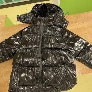 Trapstar Shiny Jacket - Köpt för ett år sen, väldigt bra skick, inga defekter eller hål. Äktighet bevis kommer med👍. Kan gå ner i pris vid snabb affär. 
