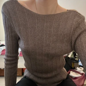 Glittrig topp - Såå snygg glitter topp 😍🪩 Dessutom öppen rygg, kan det bli bättre?!💝 Aldrig använd. Storlek XS men passar S lika bra! Nypris 450kr och slutsåld på hemsidan!!