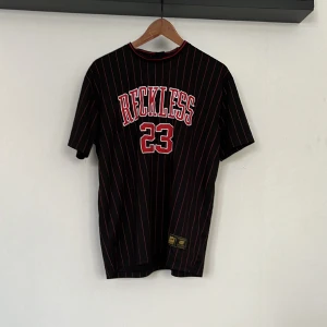 T-shitrt - T-shirt från New yorker  Strorlek S  Finns katt i hemmet 