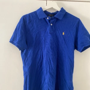 Ralph lauren Polo - Riktigt fin Polo till sommaren. Väldigt bra skick utan defekter. Sitter väldigt bra och är överlagg ett riktigt schysst plagg  Storlek L men sitter även väldigt bra på M.