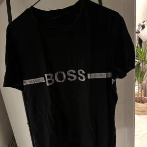 Svart basic Hugo Boss T-shirt, fint skick!
