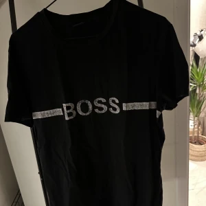 Hugo Boss T-shirt  - Svart basic Hugo Boss T-shirt, fint skick!