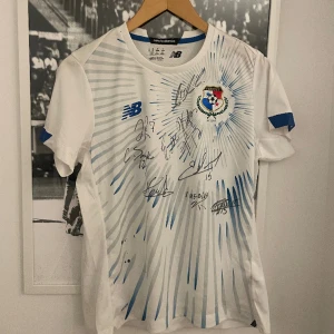 Panama tröja - Signerad tröja av Panamas landslag. Bra skick på tröjan och autograferna. Släpper väldigt billigt pågrund utav att det är storlek 170.