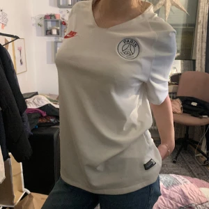 Fotbolls tröja  - Inte så använd finns dock en liten fläck(se sista bild) men går nog bort med fläckborttagningsmedel eller liknande.