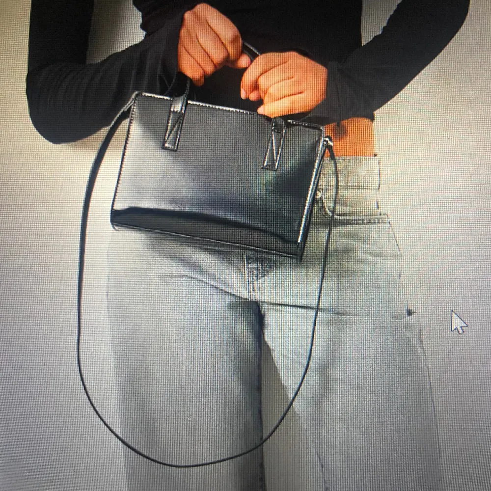 Svart väska ifrån Gina!! Aldrig använd och prislapp kvar🤩🤩. Accessoarer.