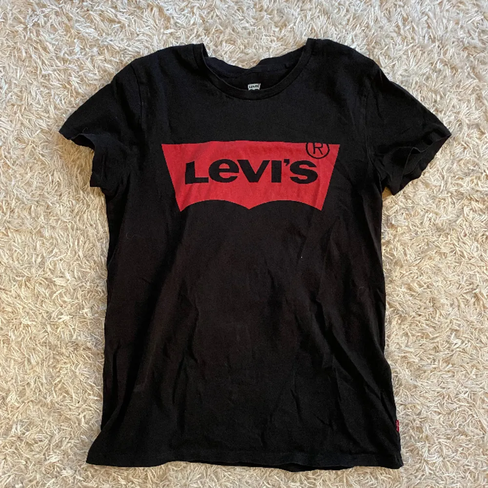 Säljer en svart Levi’S tröja och är väl använd men ser ny ut. (Äkta)  Köpt för 320kr och säljer för 200kr. T-shirts.