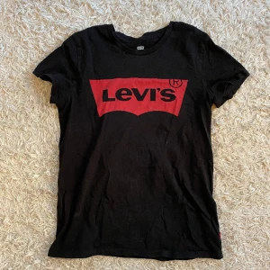 Levi’s t-shirt  - Säljer en svart Levi’S tröja och är väl använd men ser ny ut. (Äkta)  Köpt för 320kr och säljer för 200kr