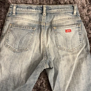 Lågmidjade bootcut jeans  - Säljer dessa jeans från miss sixty, då dom tyvärr var för korta (är 165) och små för mig! Midja 72-73 innebenslängd 73! 💞💞
