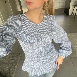 Neo noir topp - Fin blus från neo noir som jag knappt använt! Köpte den för 600kr🩷