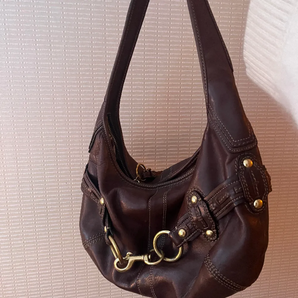 Säljer denna Coach Dark Brown Buckle Bag som är köpt från Luxury By Ho. Så snygg och bra kvalitet. . Accessoarer.