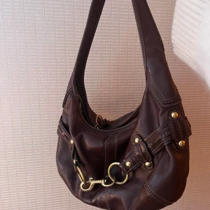 Coach Dark Brown Buckle Bag - Säljer denna Coach Dark Brown Buckle Bag som är köpt från Luxury By Ho. Så snygg och bra kvalitet. 