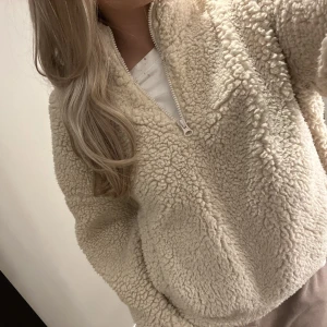 Teddy tröja  - Mysig och skön Teddy tröja från bikbok. Storlek L som ska vara over sized men passar perfekt på mig som bär S/M