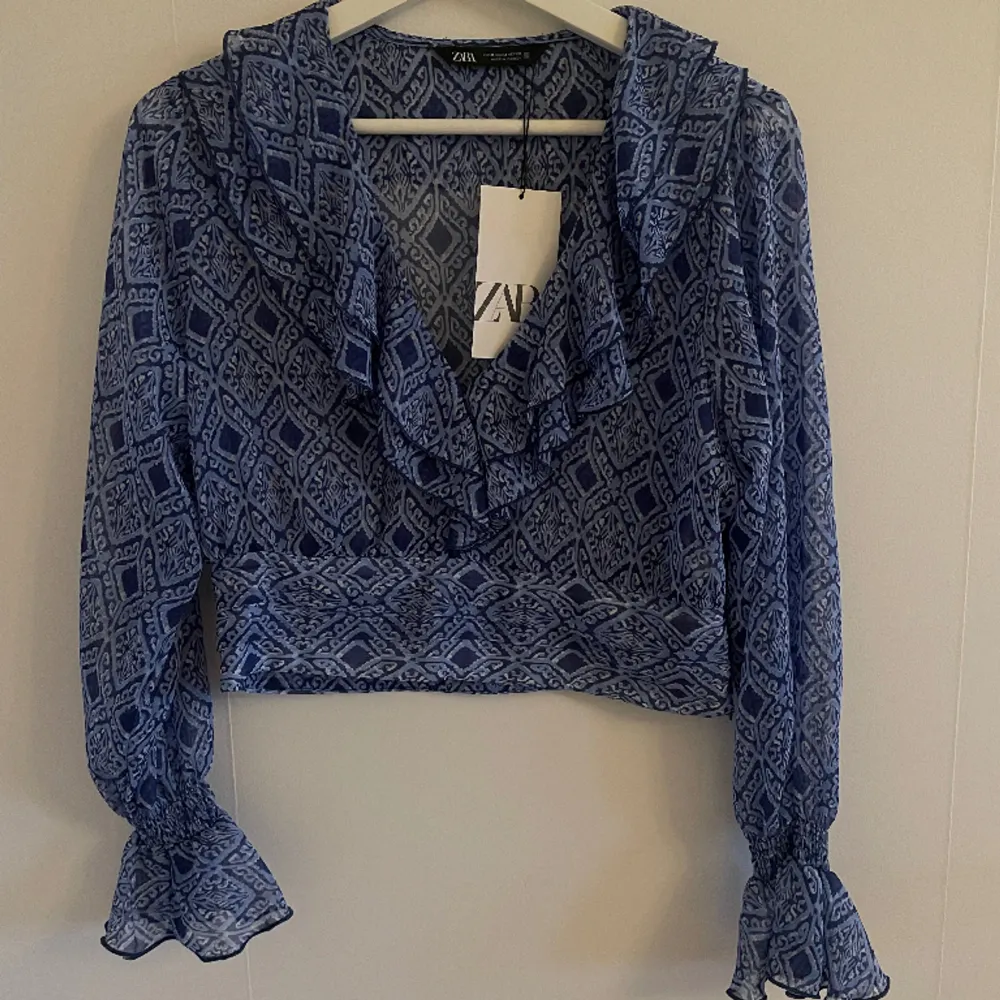 Blå blus från Zara Helt oanvänd med prislapp kvar Storlek M  Material: Polyester  . Blusar.