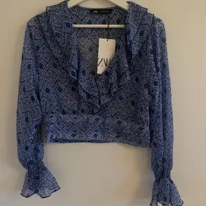 Blå blus från Zara Helt oanvänd med prislapp kvar Storlek M  Material: Polyester  
