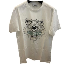 Kenzo tröja - Vit kenzo tröja med ljus grönt tiger ansikte. Älskar tröjan men kommer inte till användning längre vilket är synd, bara att skriva så kan vi diskutera pris!!💗💗