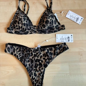 Bikini  - Säljer dena jätte fin bikini, säljer den då den inte kommer till användning, oanvänd då den är för liten på mig. Storlek M både i över del och underdel. 💕Skriv för fler frågor eller bilder! Priset kan alltid diskuteras 😊