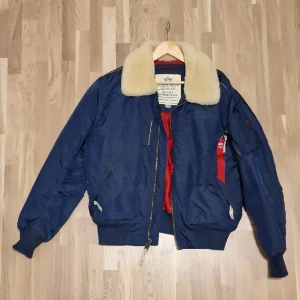 Alpha industriers jacka - Säljer nu en as snygg vinter/höst jacka som jag använt väldigt få gånger nypriset på den är runt 2500kr men jag säljer den för endast 1000kr då jag inte har användning av den mer. Den passar L och XL.
