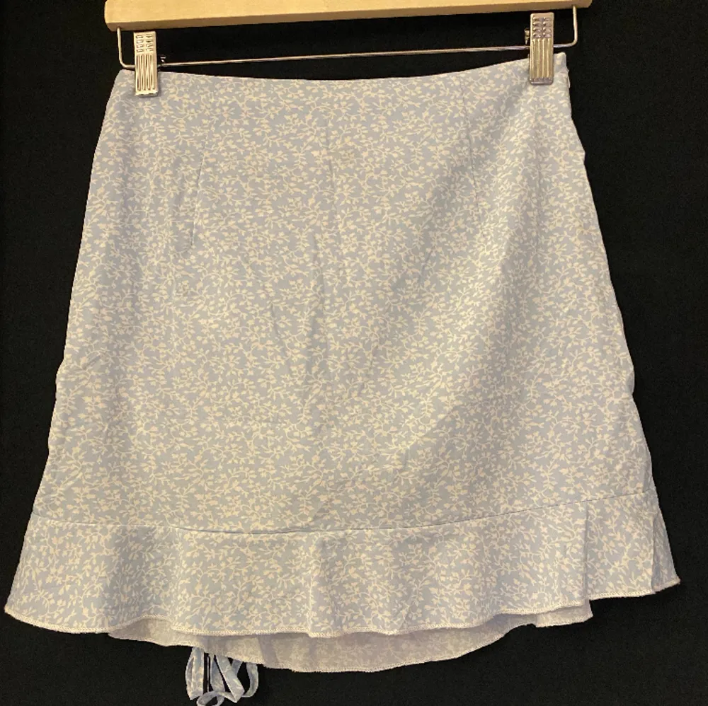 En super fin ljusblå kjol med snöre man kan dra åt där fram🩵 köpare står för frakt . Kjolar.
