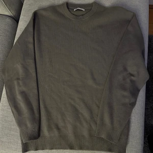 Zara stickad tröja - Skitsnygg grå stickad tröja från zara. Bara använd ett fåtal gånger så i superbra skick. Inte ull men en annan tygblandning, så den är mjuk och skön och samtidigt slät, men inte jättetjock 