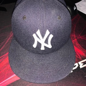 New york yankees keps official on-field crap (new era) - Tja säljer min keps som inte andvänds och är för liten. Den är i bra skick kanske lite smutsig men går att rengöra. Tveka inte på att höra av er! 😃😁
