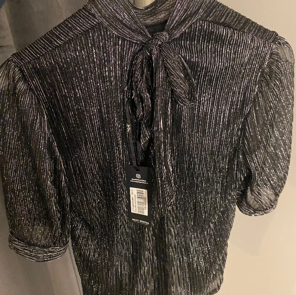 Säljer denna fina glittriga tröjan från Most Wanted, då den inte har kommit till användning. Den är helt ny med prislapp! Nypris 29 euro, mitt pris 250🌸. Blusar.