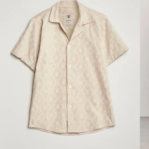 Oas skjorta - Säljer denna feta oas tröjan som är jätteskön att ha på sommaren och perfekt efter du badat🌊 Den kostar 1200kr i nypris men jag säljer för 700 (priset är inte hugget i sten) Använd fåtal gånger och har inga defekter eller skador. Tveka inte om frågor