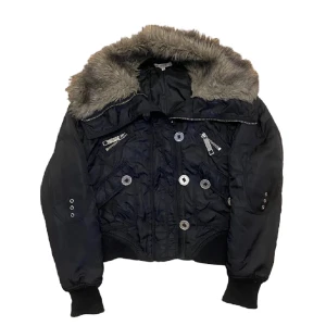 vinterjacka med faux fur - säljer en varm o mysig vinterjacka med faux fur, dem har använts väldigt sparsamt så verkligen 10/10 skick💓 den är från märket BLACK o står L men passar inte för löst på mig som brukar ha XS💋 ⚠️OBS, sista bilden är jackan helt upzippad, ej luva