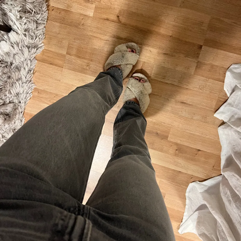 Grå jeans i en rak modell med hög midja, från zara. Jeans & Byxor.
