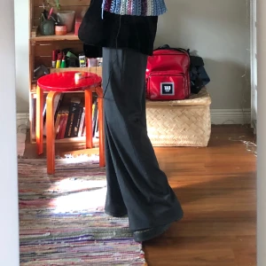 Kostymbyxor 70tal - Intressekoll på dessa kostymbyxor, lågmidjade med såå finpassform. Tyvärr lite för stora för mig, så skulle passa M bättre. Skriv för fler bilder<3 