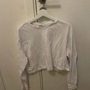 Weekday tshirt  - Knappt använd tshirt från weekday🩷 Lite cropped 