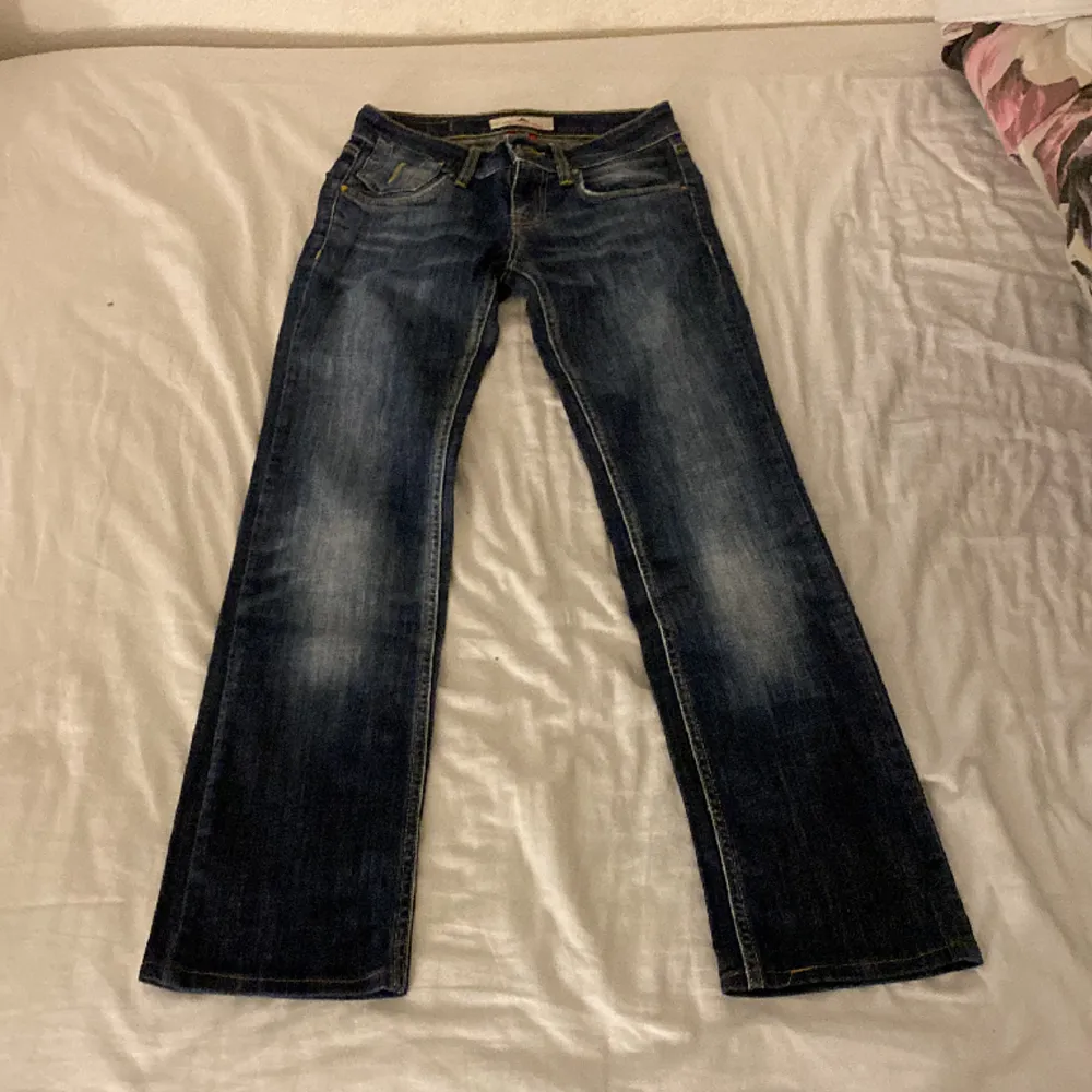 säljer de här jätte fina jeansen som tyvärr inte passade mej❤️ om ni är intresserade skriv privat o för fler bilder! . Jeans & Byxor.