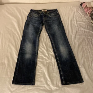 lågmidjade jeans  - säljer de här jätte fina jeansen som tyvärr inte passade mej❤️ om ni är intresserade skriv privat o för fler bilder! 