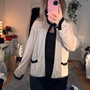 Beige kofta - Supersöt beige och svart kofta med knäppe! Bra skick!🤍☺️