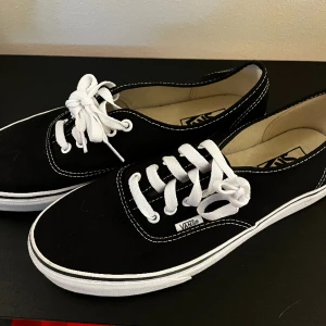 Vans - Vans skor i Stolek 42. Använda 1 gång, skick 9/10. Riktigt fina nu till våren! 