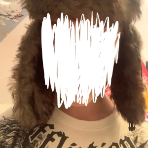 FET USHANKA 🙏 - Pris kan diskuteras! 55 cm runt om i insidan, 30 cm på längden , skick 10/10 inte använd alls 🙀🙀