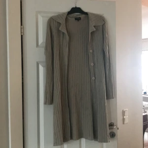 Lång kofta! Stil ren från Mari Philippe!  - Storlek Medium, Lång och beige! För kvinnor! 