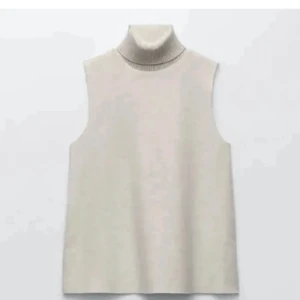 Topp från Zara - Säljer denna topp från Zara fast i grå!