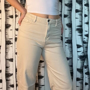 Beiga jeans - Beiga jeans från Lindex med justerbar midja. Högmidjade med straight legs💕Prrfekt nu med lite färg till våren🌷