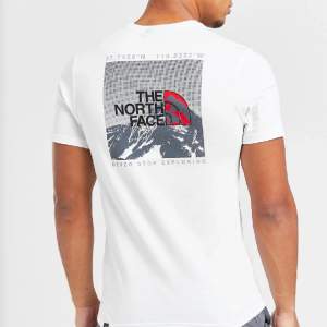 Säljer en skitsnygg t shirt från the North face köpt på jd sport. Endast prövad, nypris 400kr. 