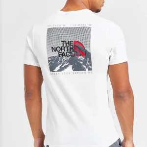 The North face t shirt - Säljer en skitsnygg t shirt från the North face köpt på jd sport. Endast prövad, nypris 400kr. 