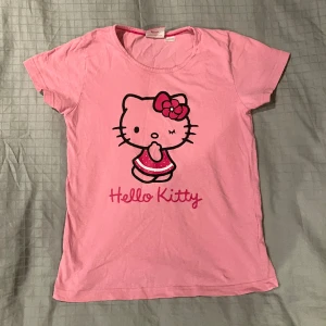 Rosa Hello Kitty T-shirt  - Söt topp från barnavdelningen men sitter fint som en S i storleken. Är ostrykt och lite rynkig på bilden haha men i bra skick annars 
