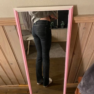 Jeans - Mörka jeans, nästan svarta, står ingen storlek men skulle säga  , har klippt en liten liten slits, men går att klippa mer om man inte vill ha de så taighta