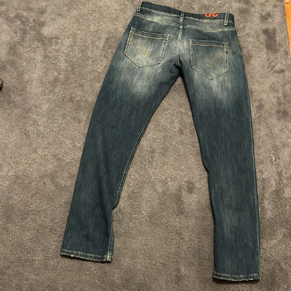 Asfeta DONDUP jeans i helt OANVÄNDT SKICK.   Storlek: 30 Färg: blå   Nypris runt 2900. Tveka inte att höra av dig vid funderingar.  . Jeans & Byxor.