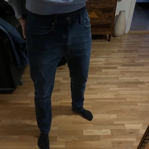 Levis 508 - Levis 508 i storlek 34/32 sitter mer som 32 i midjan. Slitna lite här o var. 250 kr eller bud.