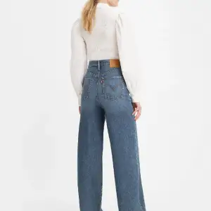  Jag säljer ett par blåa jeans ifrån Levi’s som är helt oanvända. Ordinarie pris 1349kr, jag säljer jeansen för 900kr. Ni står för frakten!