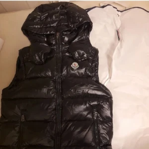 Moncler Väst  - Helt ny oanvänd! Ganska skön och flexig väst. Vid snabbaffär kan priset diskuteras ;) 