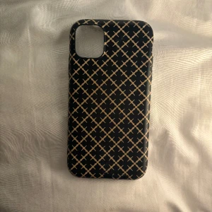 Mobilskal - Köp gärna via köp nu! Mobilskal ifrån by melene birger, det är använd men endå mycket bra skick, säljer för 150kr+frakt (vill inte gå ner i pris). Bilderna är mina egna, tror nypris är 300kr men är inte säker 💓💓 säljer pga att jag bytt mobil💗