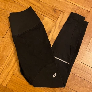 Asics träningsbyxor - Säljer då de är för små för mig. Aldrig använda, super skönt material och midjebandet verkar vara super åtstramande. Det finns en djup ficka också!  Storlek S.  Köparen står för frakten 🤍